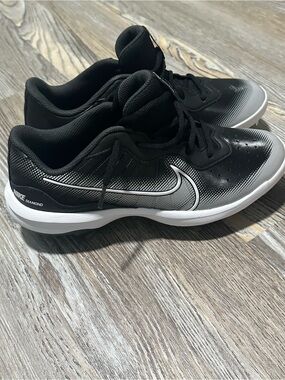 Nike Men’s Black & Silver Athletic Shoes with White Midsole